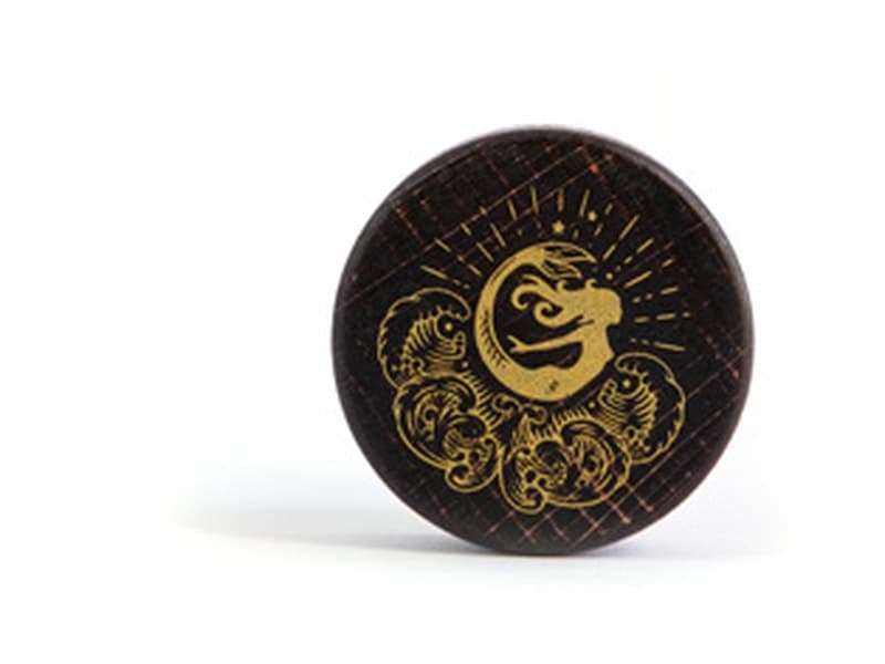 Engraved and gold-marked bar-top stopper head