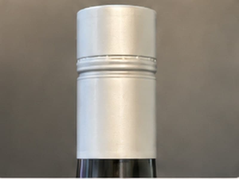 ELEVE closure in silver on a wine bottle